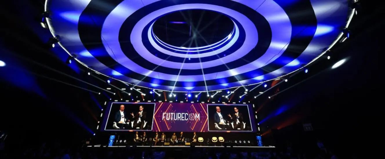 Arena principal da Futurecom preparada para um painel