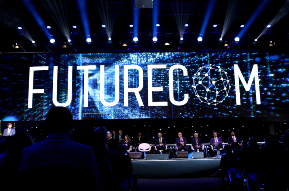 Palco da Futurecom durante um painel de tecnologia