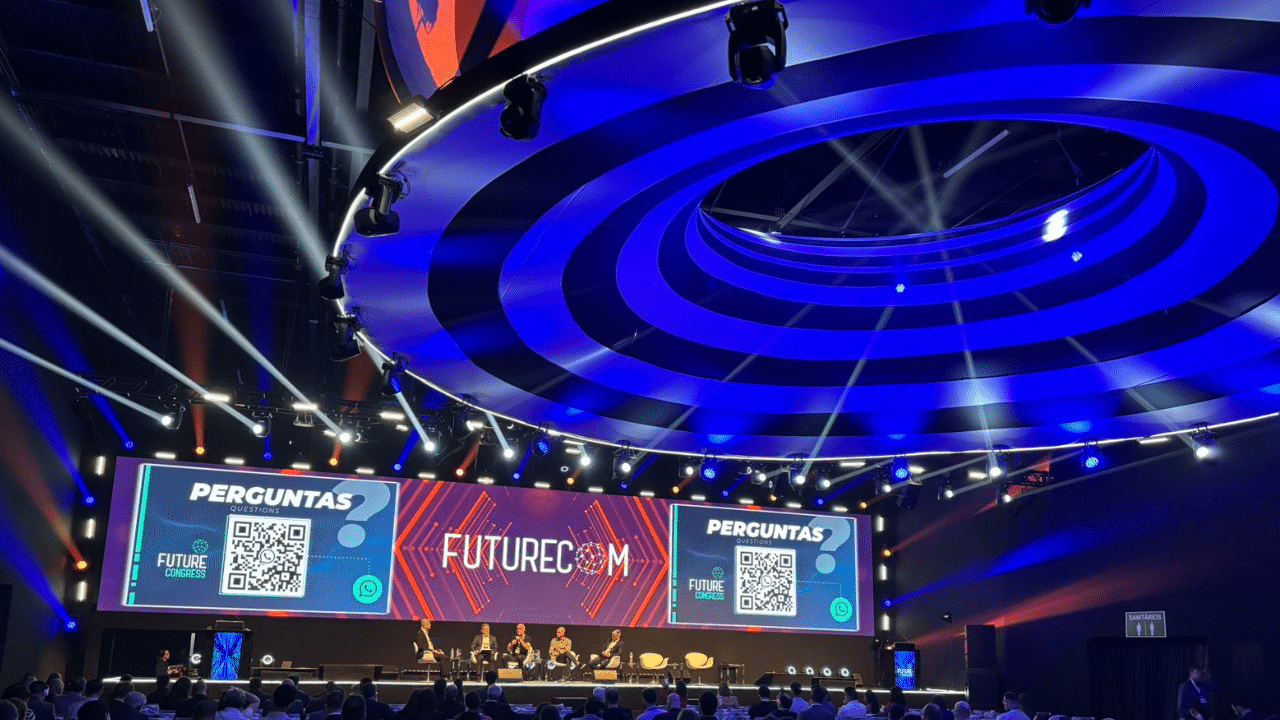 Arena da Futurecom iluminada para um painel